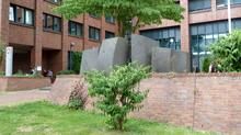 Klaus Herleb: Steinskulptur &bdquo;Arbeitsamt&ldquo; (1984)